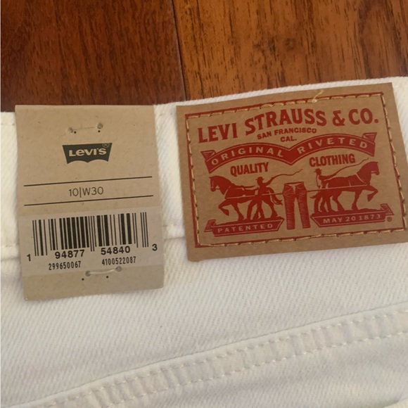 Levi's Strauss Women's Jean SHORTS Mid-Length Denim White Size 10 W 30 NWT Cuff - Picture 10 of 13